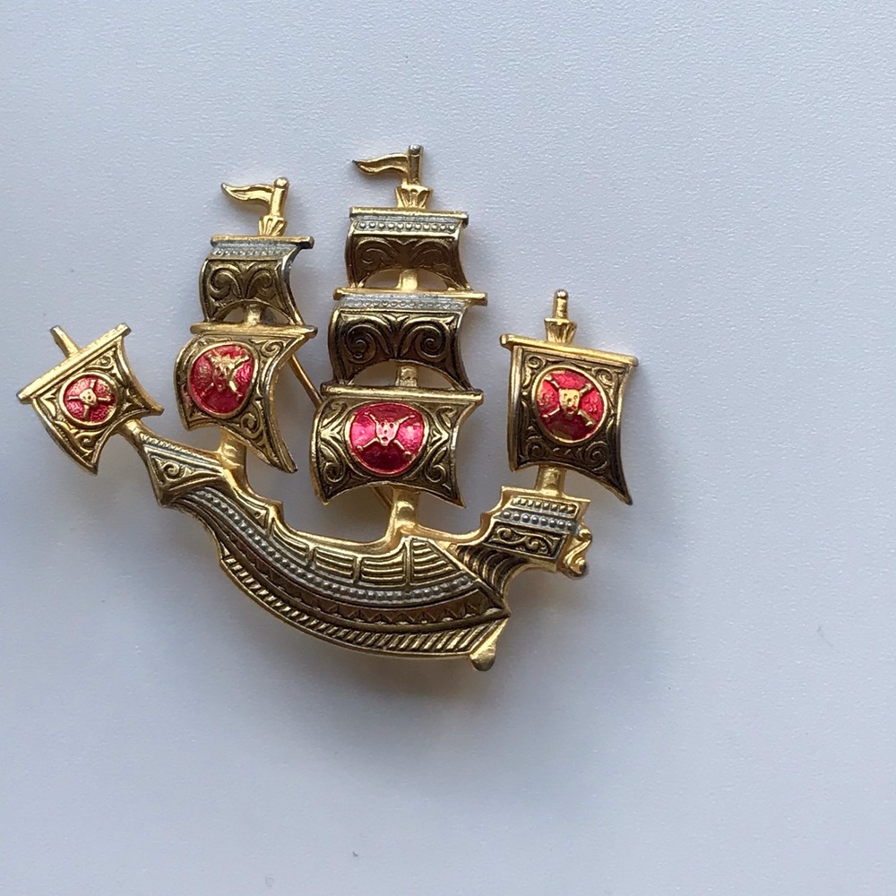 SOLD💞VTG Spain Ship Pin Brooch - Picture 1 of 4
